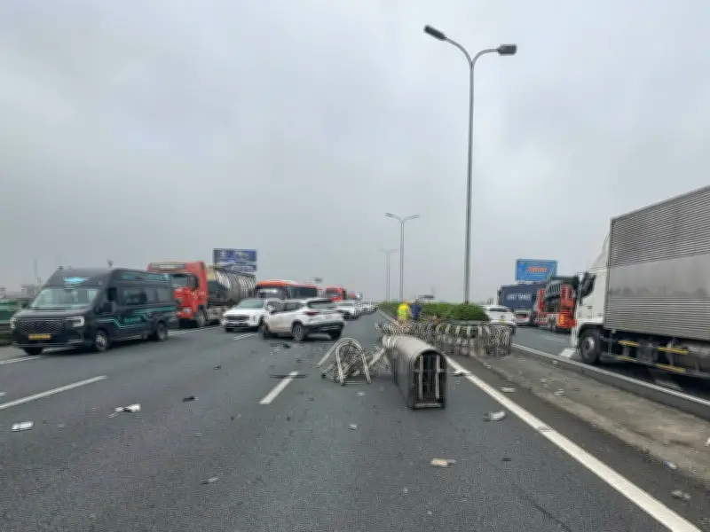 Tai nạn liên hoàn 4 ô tô trên cao tốc Pháp Vân - Cầu Giẽ, ùn tắc nghiêm trọng