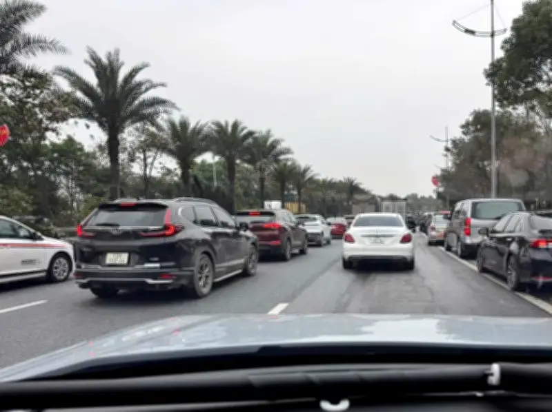 Tai nạn liên hoàn 6 xe trên đường Võ Nguyên Giáp, gây tắc nghẽn nghiêm trọng hướng sân bay Nội Bài