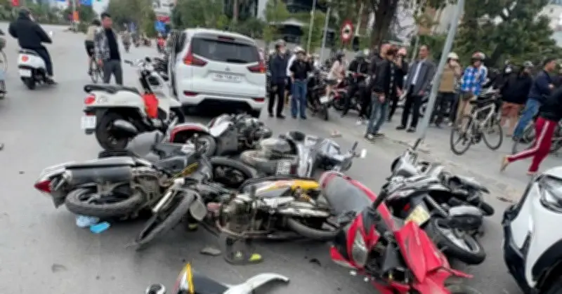 Tai nạn liên hoàn ở Hải Phòng: Ô tô tông hàng loạt xe máy, ít nhất 2 người bị thương