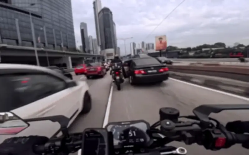 Tai nạn liên hoàn ở Kuala Lumpur do trẻ 2 tuổi mở cửa xe, cảnh báo an toàn giao thông
