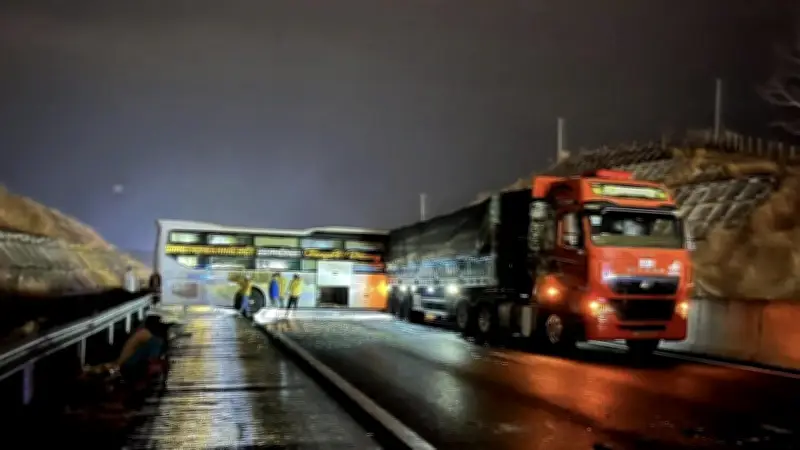 Tai nạn liên hoàn trên cao tốc Cam Lâm - Vĩnh Hảo, nhiều phương tiện hư hỏng