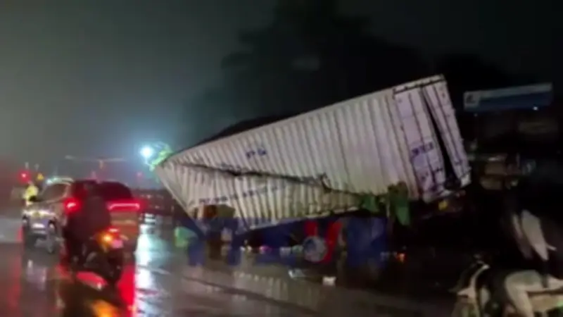 Tai nạn đường sắt nghiêm trọng tại Hà Nội: Ôtô tải va chạm với tàu hỏa, 1 người tử vong