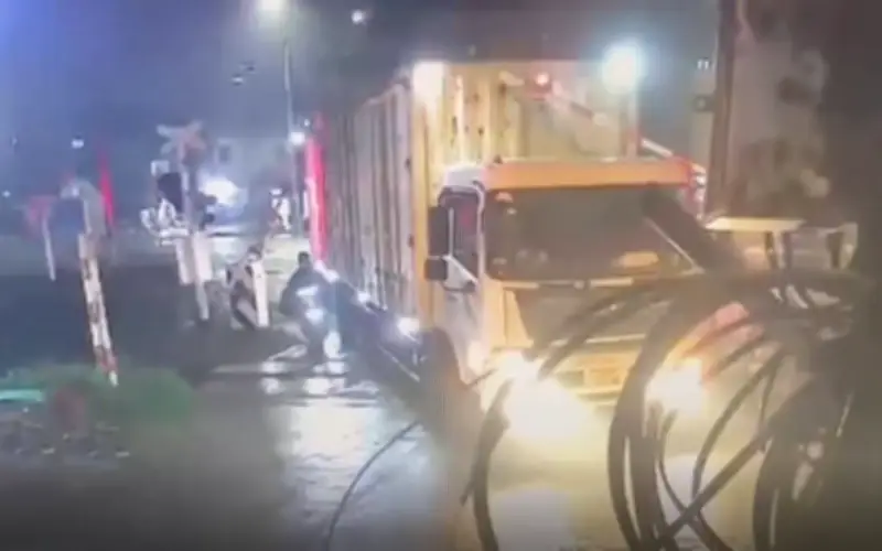 Tai nạn đường sắt nghiêm trọng tại Hà Nội: Xe tải đâm tàu hỏa, một người tử vong