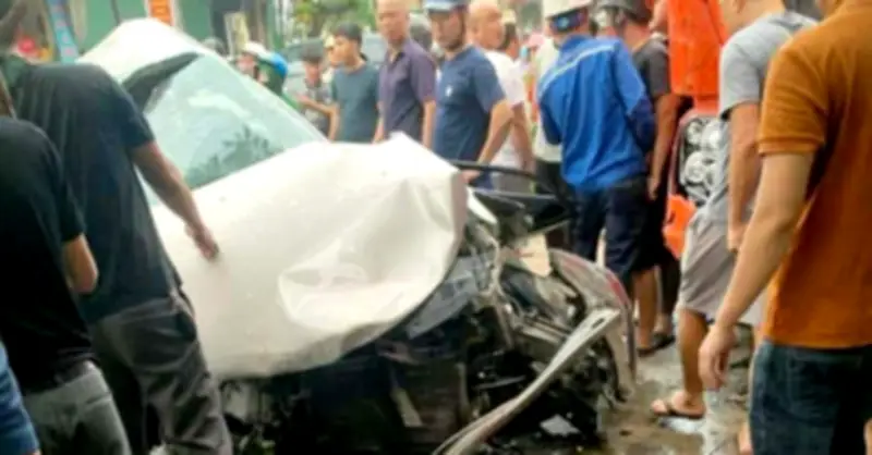 Tai nạn nghiêm trọng tại Ninh Bình: Xe đầu kéo đâm xe con, một người tử vong