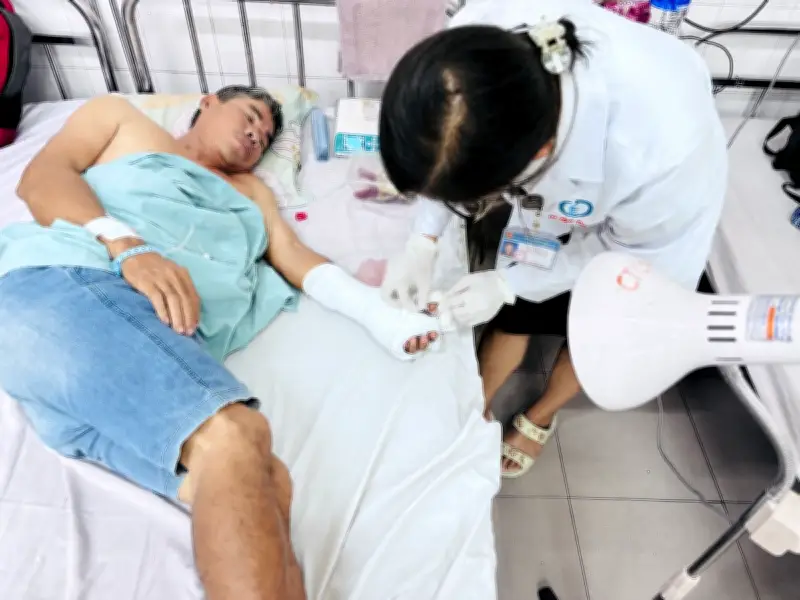 Tai nạn nồi bánh chưng Tết cắt đứt ngón tay thanh niên Đồng Nai