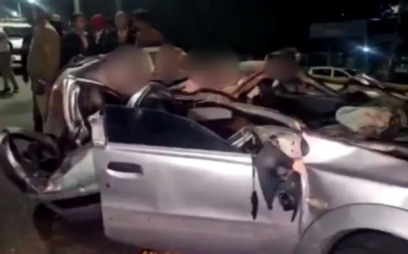 Tai nạn thảm khốc ở Bengaluru: Xe hơi đâm xe buýt, 5 người thiệt mạng