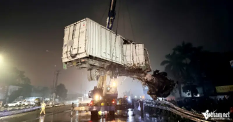 Tai nạn thảm khốc giữa ô tô tải và tàu hỏa ở Hà Nội, một người tử vong