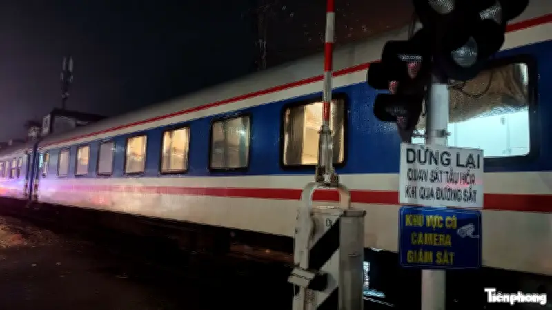 Tai nạn thảm khốc tại đường ngang Hà Nội: Xe tải đâm tàu SE, một người tử vong