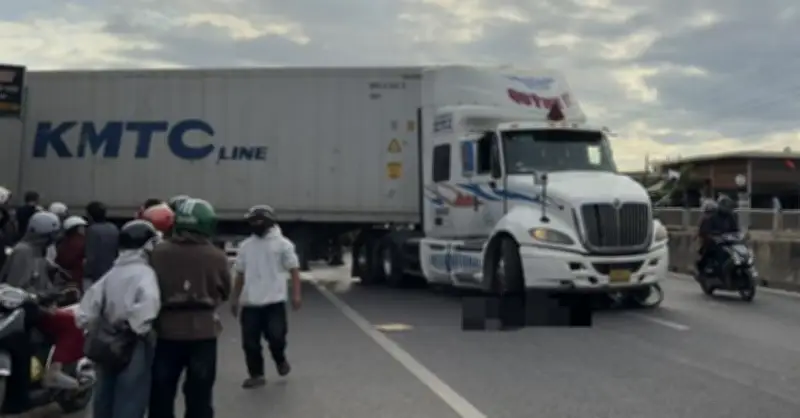 Tai nạn thảm khốc ở TPHCM: Xe máy bị cuốn vào gầm container, một người tử vong