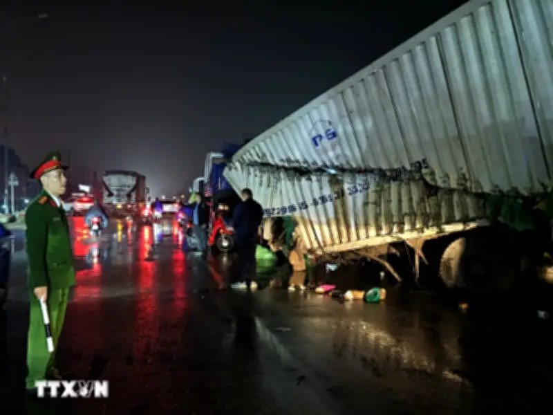 Tai nạn thảm khốc: Tàu hỏa đâm ô tô tại Hà Nội, một người tử vong
