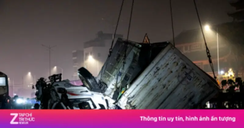 Tai nạn thảm khốc: Tàu hỏa đâm trúng xe tải tại Hà Nội, hiện trường hỗn loạn