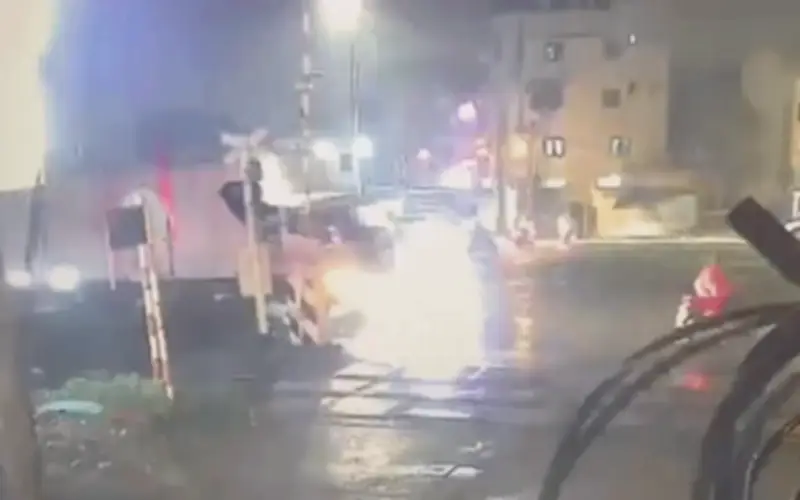 Tai nạn thảm khốc: Xe đầu kéo bị tàu hỏa húc văng hàng chục mét ở Hà Nội