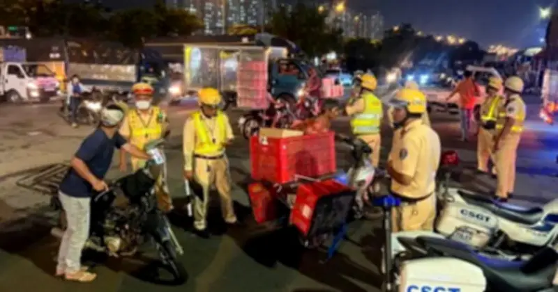 Tai nạn thương tâm tại chợ đầu mối Thủ Đức: Tài xế tử vong do xe container lùi