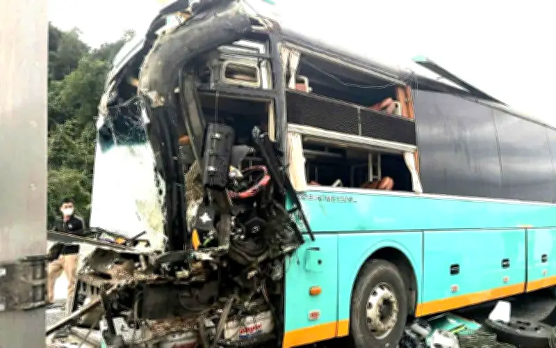 Tai nạn liên hoàn trên cao tốc Vân Phong - Nha Trang, 1 người bị thương nặng