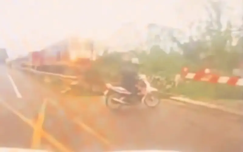 Tai nạn đường sắt ở Ninh Bình: Xe máy vượt rào chắn bị tàu hỏa tông văng