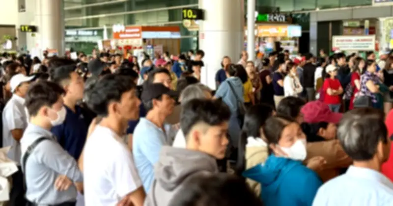 Sân bay Tân Sơn Nhất chật kín người đón kiều bào về quê đón Tết Ất Tỵ