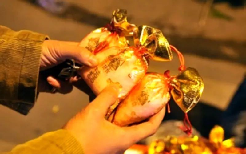 Tục Mua Muối, Lửa, Vàng, Chữ Đầu Năm: Ý Nghĩa Văn Hóa Và May Mắn Trong Dân Gian