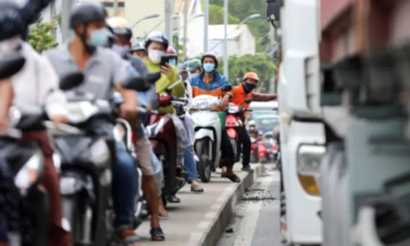 Tắc đường Hà Nội: Đi làm 30 km bằng xe máy vì không dám lái ô tô vào nội thành