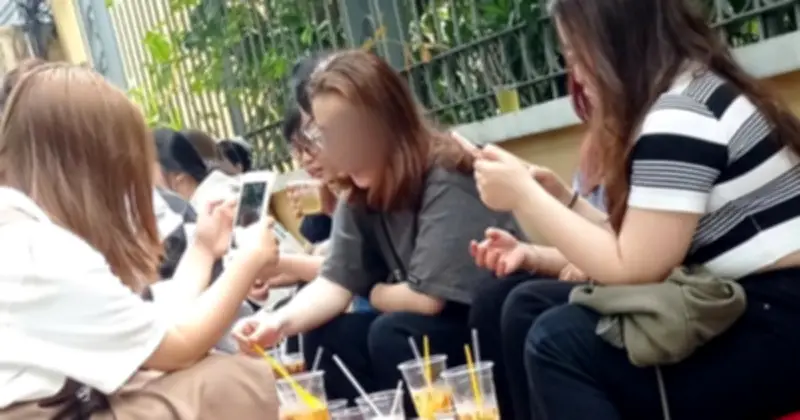 Áp lực Tết từ mạng xã hội: Người trẻ đối mặt với so sánh và mất kết nối gia đình