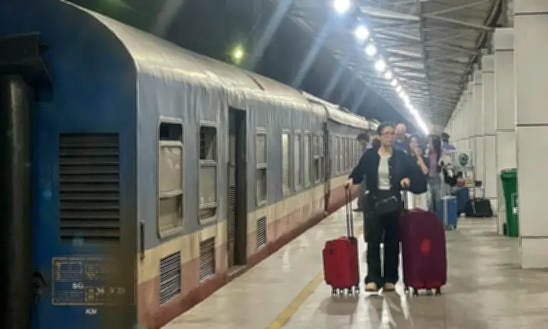 Cuộc đua săn vé Tết: Giá cao, vé hiếm, nhiều người trắng tay về quê