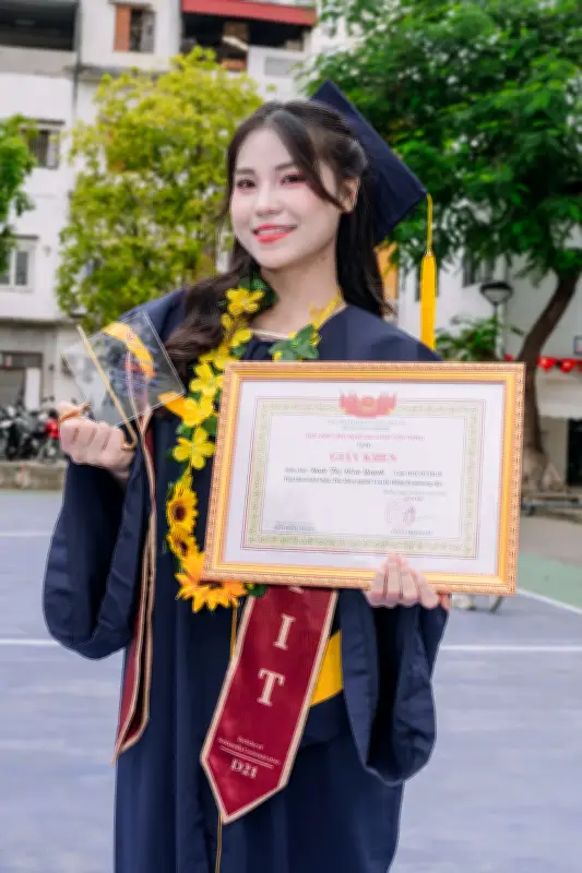 Thủ khoa Đinh Thị Diễm Quỳnh: Chọn bán đào Tết thay vì văn phòng hiện đại