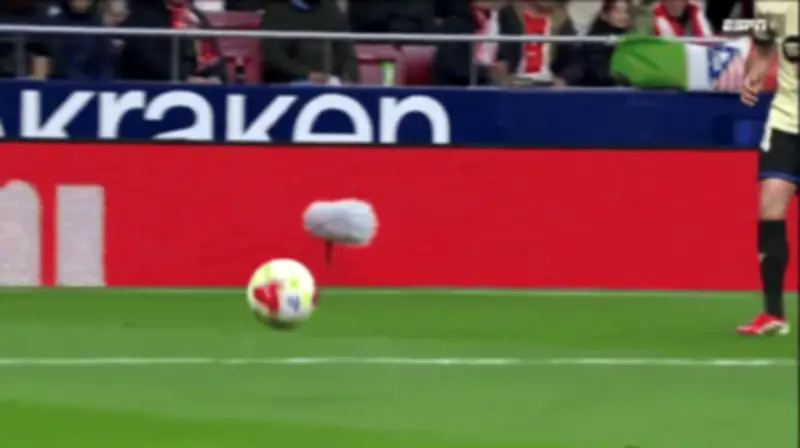 Thủ môn Barca Garcia mắc sai lầm khó tin trong thất bại 0-4 trước Atletico Madrid