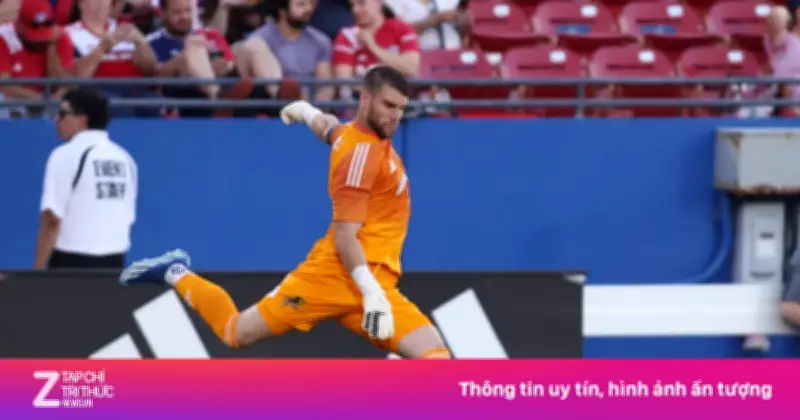 Thủ môn Indonesia Maarten Paes có màn ra mắt ấn tượng nhưng Ajax hòa NEC Nijmegen