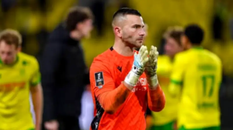 Thủ môn Nantes giả chấn thương để đồng đội dùng bữa trong lễ Ramadan