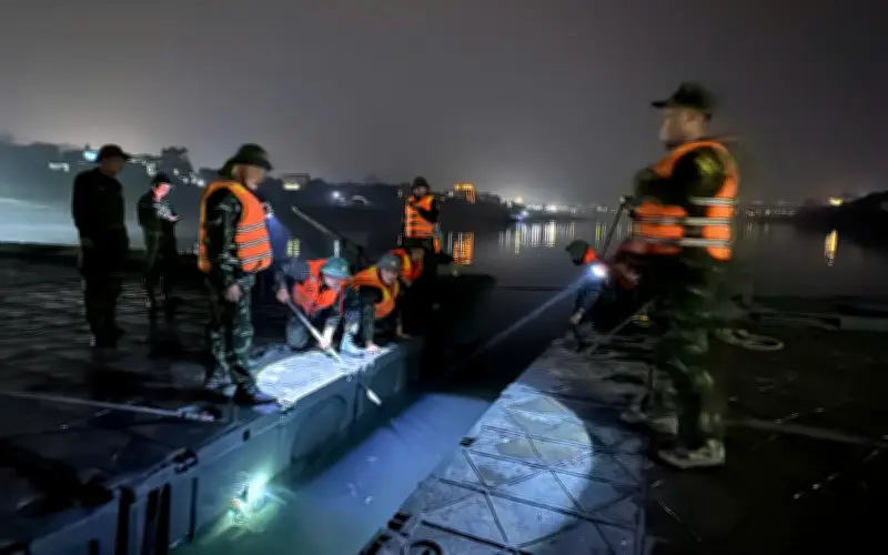 Thủ tướng biểu dương tinh thần 'thần tốc' của công binh hoàn thành cầu phao sông Lô