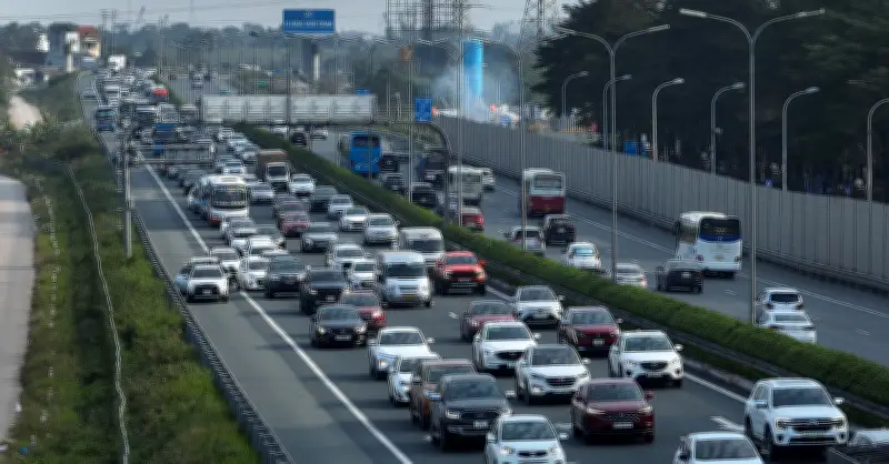 Thủ tướng chỉ đạo giải quyết ùn tắc, không để kéo dài trên các tuyến vào Hà Nội và TP.HCM
