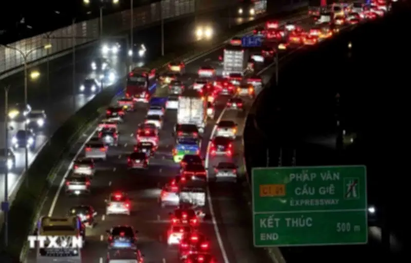 Thủ tướng chỉ đạo khẩn cấp, không để ùn tắc kéo dài tại cửa ngõ Hà Nội, TP.HCM