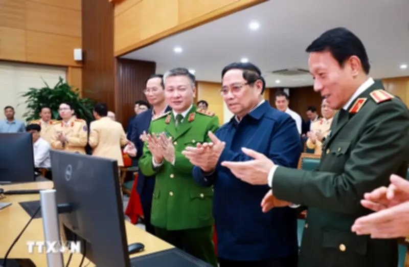 Thủ tướng chúc Tết, động viên lực lượng đảm bảo an toàn giao thông và an ninh mạng