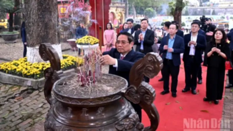 Thủ tướng dâng hương tại Điện Kính Thiên, nhấn mạnh bảo tồn di sản Hoàng thành Thăng Long