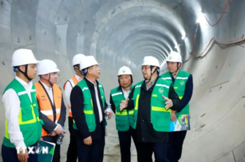 Thủ tướng kiểm tra hiện trường thi công tuyến đường sắt đô thị Nhổn - Ga Hà Nội