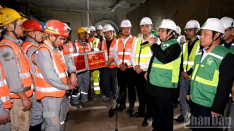Thủ tướng kiểm tra, động viên công trường đường sắt đô thị Nhổn-Ga Hà Nội