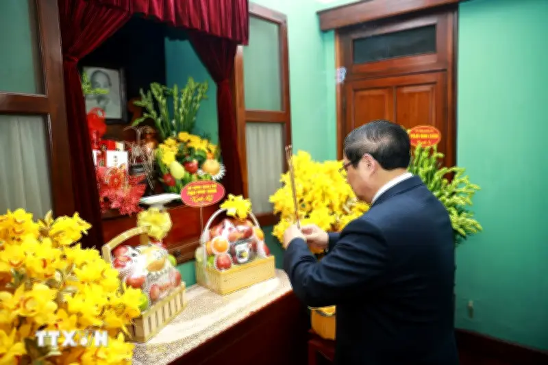 Thủ tướng Đặng Hướng dâng hương tưởng nhớ Chủ tịch Hồ Chí Minh tại Di tích Nhà 67