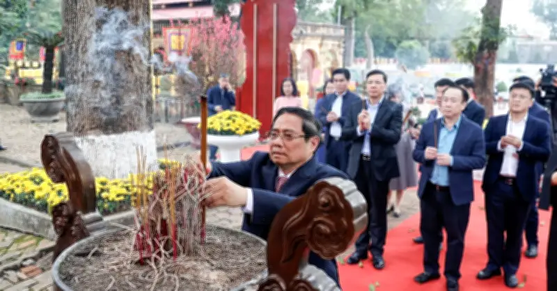 Thủ tướng Phạm Minh Chính dâng hương tại Hoàng thành Thăng Long