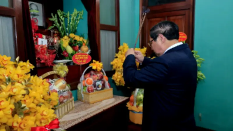 Thủ tướng Phạm Minh Chính dâng hương tưởng nhớ Chủ tịch Hồ Chí Minh tại Khu di tích