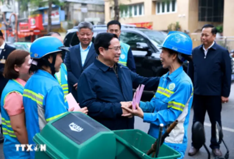 Thủ tướng Phạm Minh Chính thăm, chúc Tết công nhân vệ sinh môi trường Hà Nội