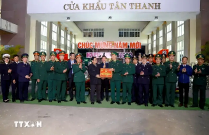 Thủ tướng Phạm Minh Chính thăm, chúc Tết lực lượng làm nhiệm vụ tại cửa khẩu Tân Thanh