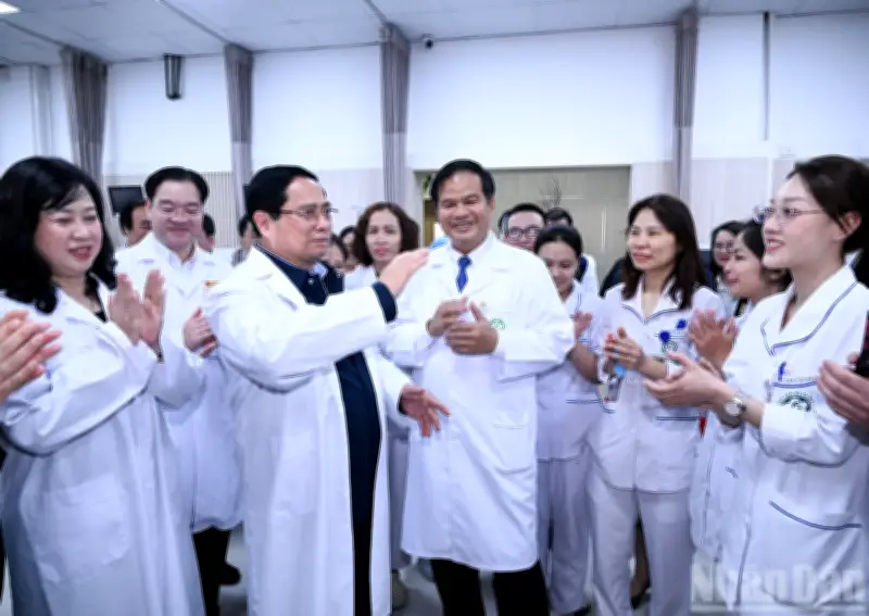 Thủ tướng Phạm Minh Chính thăm hỏi, chúc Tết bệnh nhân và y bác sĩ tại Bệnh viện Bạch Mai, Việt Đức