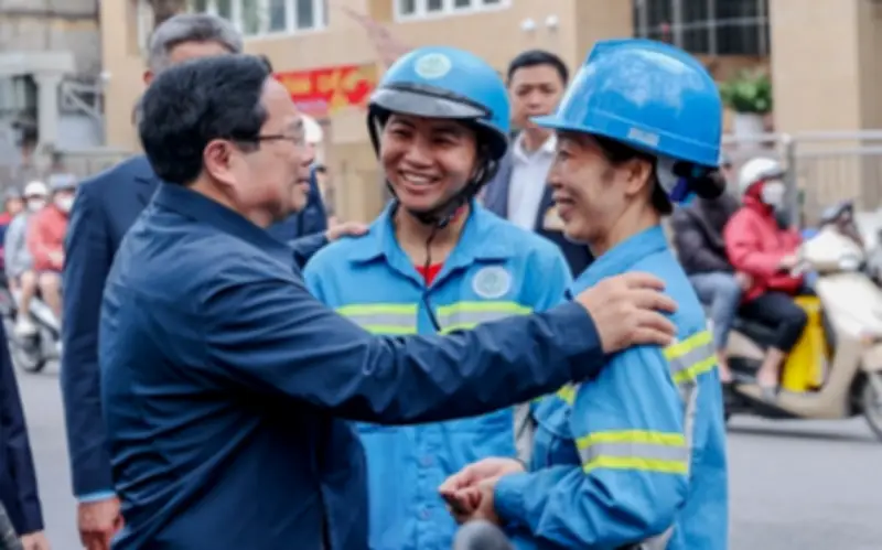 Thủ tướng Phạm Minh Chính thăm hỏi, động viên công nhân môi trường Hà Nội trước Tết