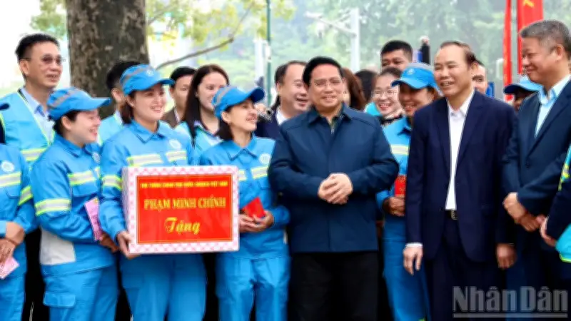 Thủ tướng Phạm Minh Chính thăm hỏi, động viên công nhân vệ sinh môi trường Hà Nội dịp Tết