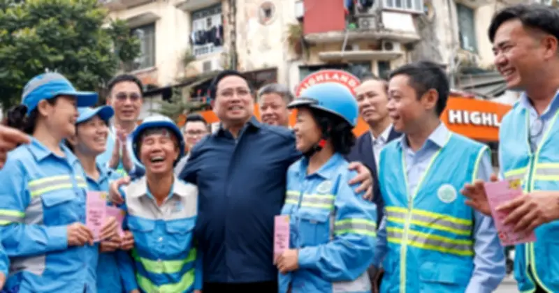 Thủ tướng Phạm Minh Chính thăm hỏi, động viên công nhân vệ sinh môi trường Hà Nội