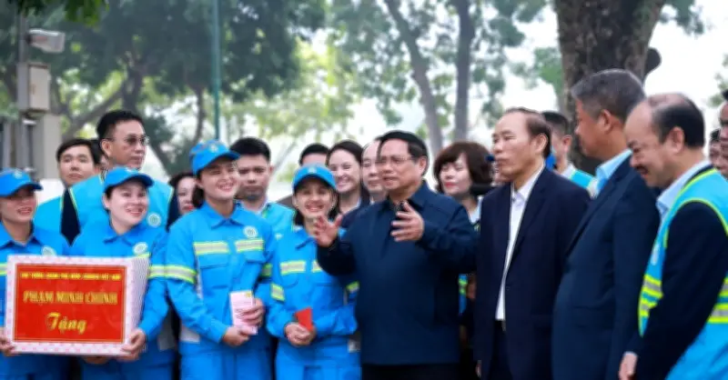 Thủ tướng Phạm Minh Chính thăm, động viên công nhân vệ sinh môi trường Hà Nội trước Tết