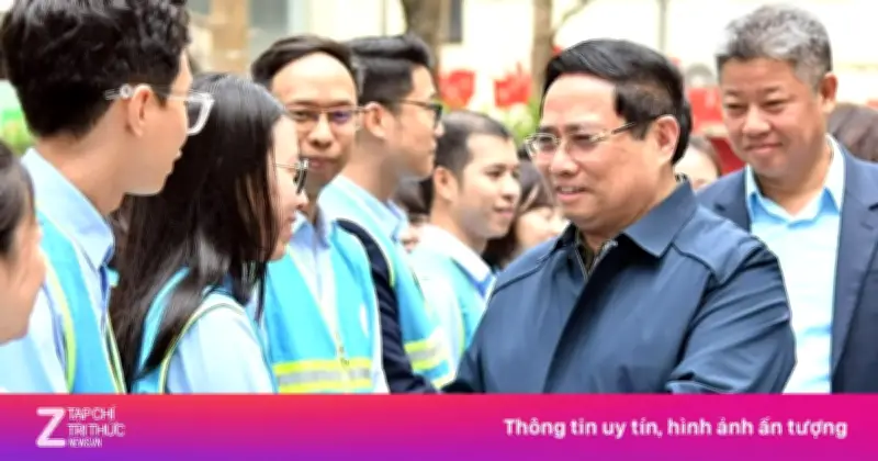 Thủ tướng Phạm Minh Chính thăm, tặng quà công nhân môi trường ứng trực Tết 2026