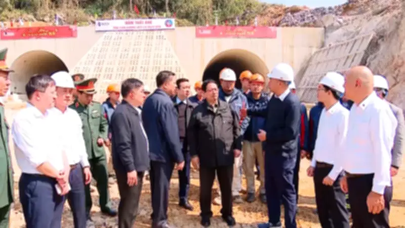 Thủ tướng thị sát cao tốc biên giới, yêu cầu giải phóng mặt bằng quyết liệt