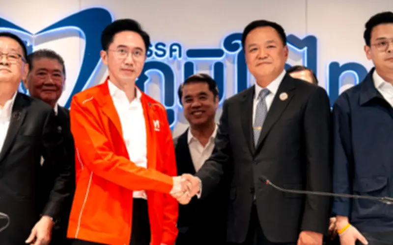 Thủ tướng Thái Lan Anutin Charnvirakul tái lập liên minh với Đảng Pheu Thai sau bầu cử