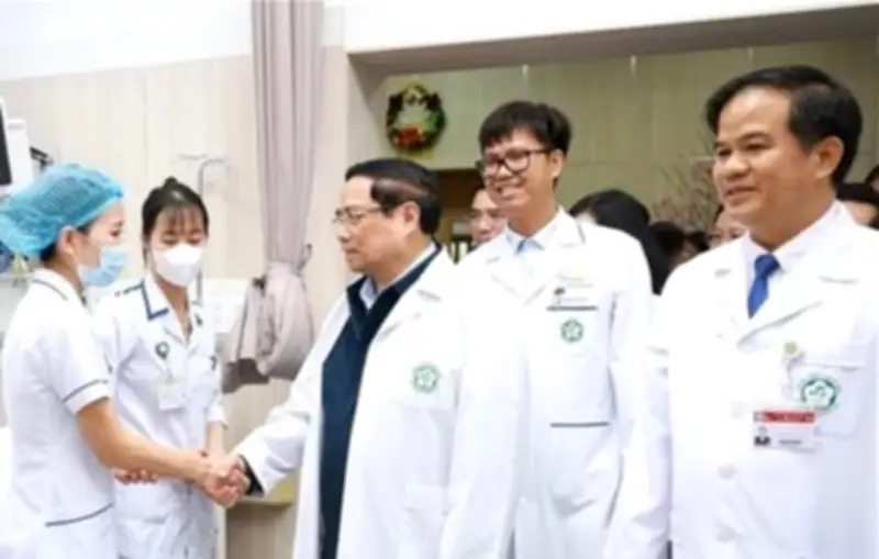 Thủ tướng thăm bệnh viện dịp Tết, nhấn mạnh ưu tiên cứu người và nâng cao chất lượng y tế