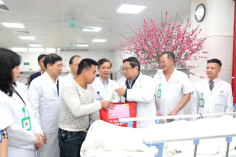 Thủ tướng thăm Bệnh viện Việt Đức dịp Tết, đánh giá cao công tác cấp cứu và chuẩn bị